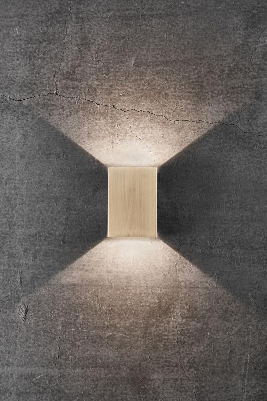 Puristische eckige LED-Außenwandleuchte Fold 10 aus Messing  up / down mit veränderbaren Abstrahlvarianten